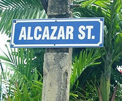 Zur Yacht Alcazar, hier entlang ...